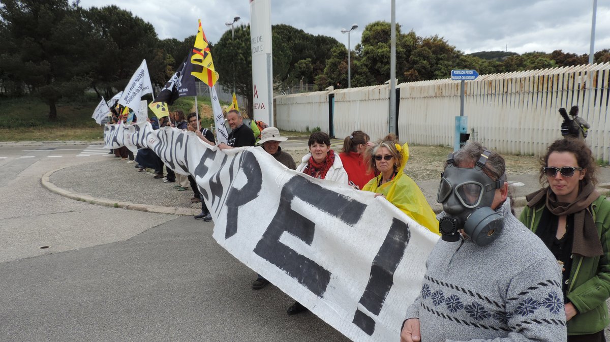 Marcoule La Marche Antinucl Aire Pour La Vie A Fait Tape Devant La