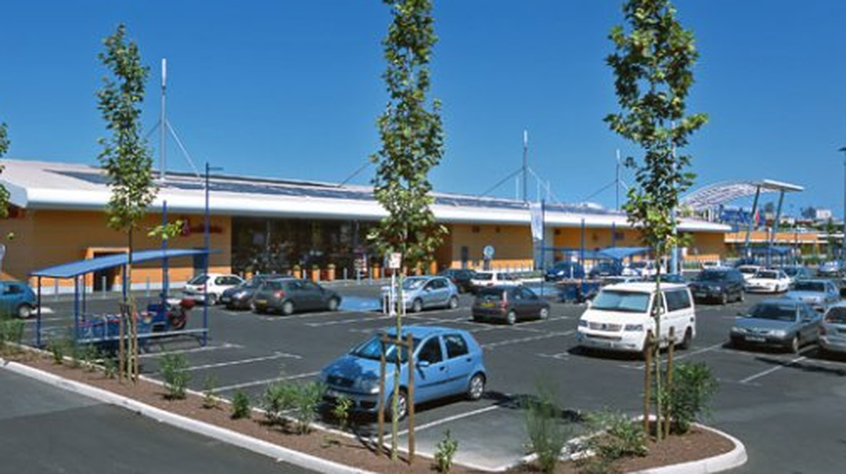 NÎMES Un homme blessé au couteau devant le centre commercial
