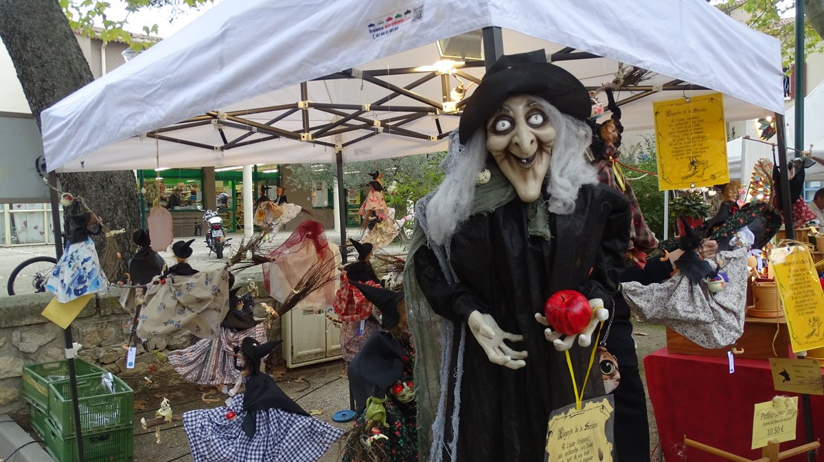 Image d'illustration. March&eacute; des sorci&egrave;res de Saint-Chaptes. Photo Tony Duret / Objectif Gard