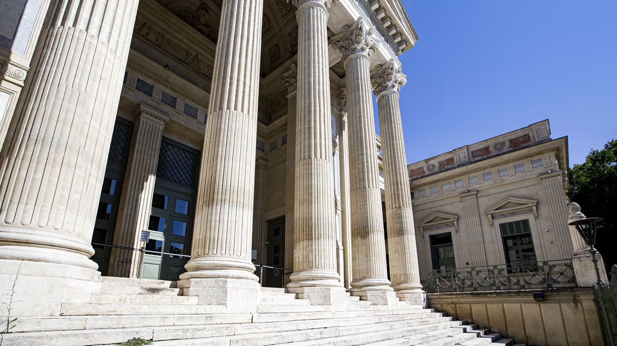 L'affaire &agrave; &eacute;t&eacute; jug&eacute;e devant la Cour d'assises du Gard, compos&eacute;e de cinq magistrats, sans jury populaire.