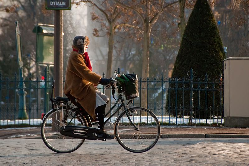 800px-Cycliste_à_place_d'Italie-Paris