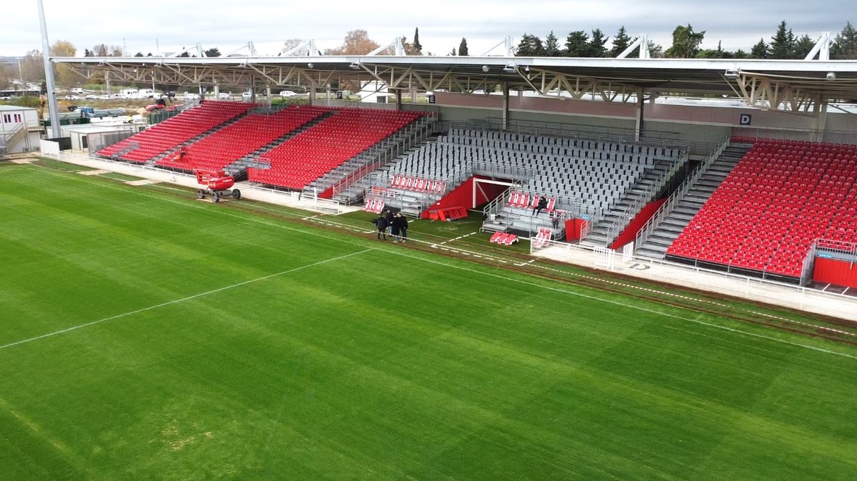 Vue a&eacute;rienne sur la tribune principale du stade des Antonins&nbsp;
