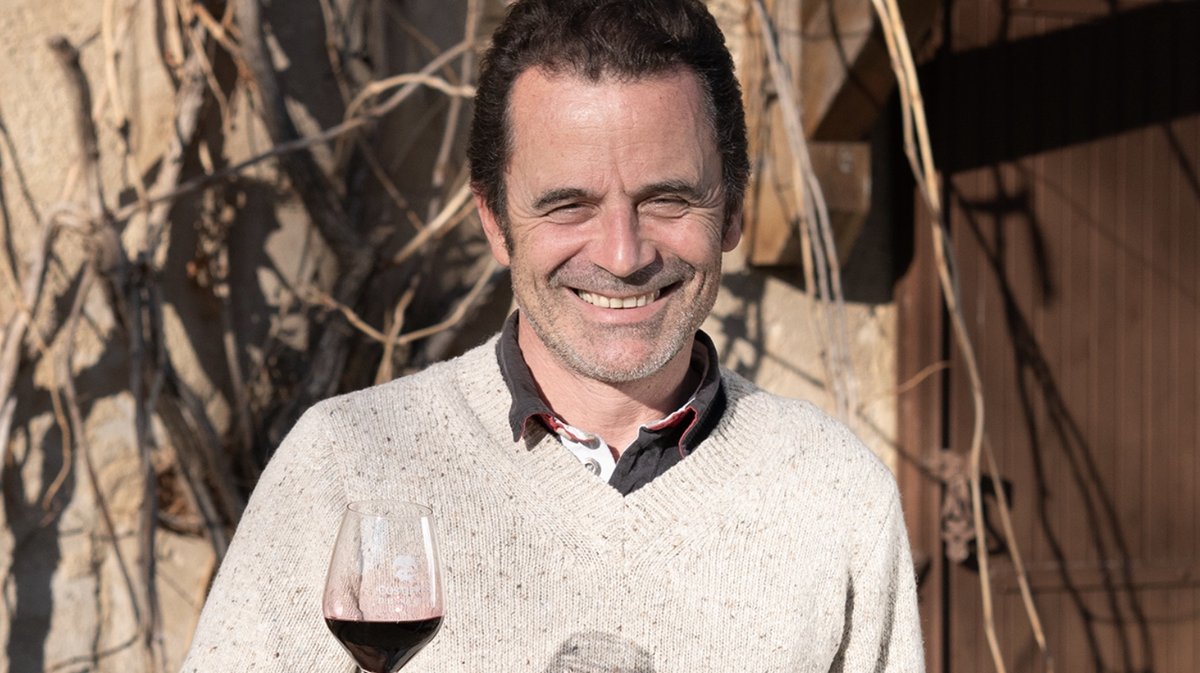 &Acirc;g&eacute; de 54 ans, le nouveau pr&eacute;sident des Costi&egrave;res de N&icirc;mes, ing&eacute;nieur agronome dipl&ocirc;m&eacute; de l&rsquo;ex-&Eacute;cole nationale sup&eacute;rieure agronomique de Montpellier, est issu d&rsquo;une famille de vignerons depuis sept g&eacute;n&eacute;rations.