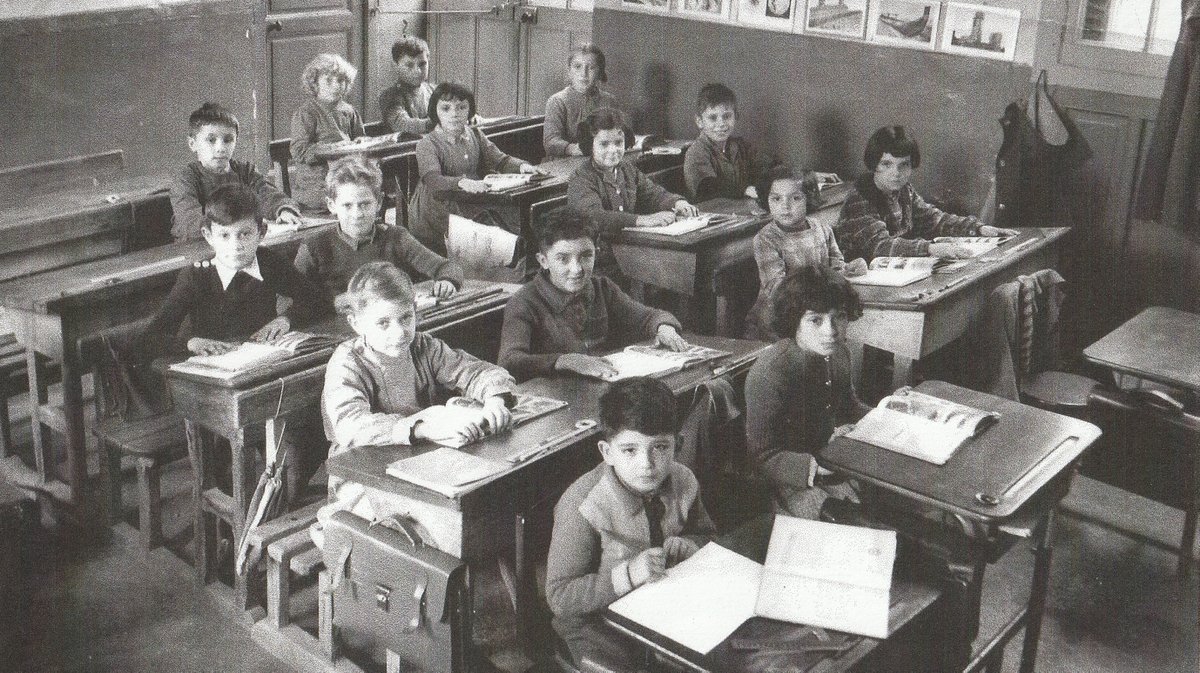 Reconstitution d&rsquo;une salle de classe de 1930 avec son mobilier, ses fournitures, encriers, ardoises, livres, buvards, plumiers, blouses, cartables d&rsquo;&eacute;coliers