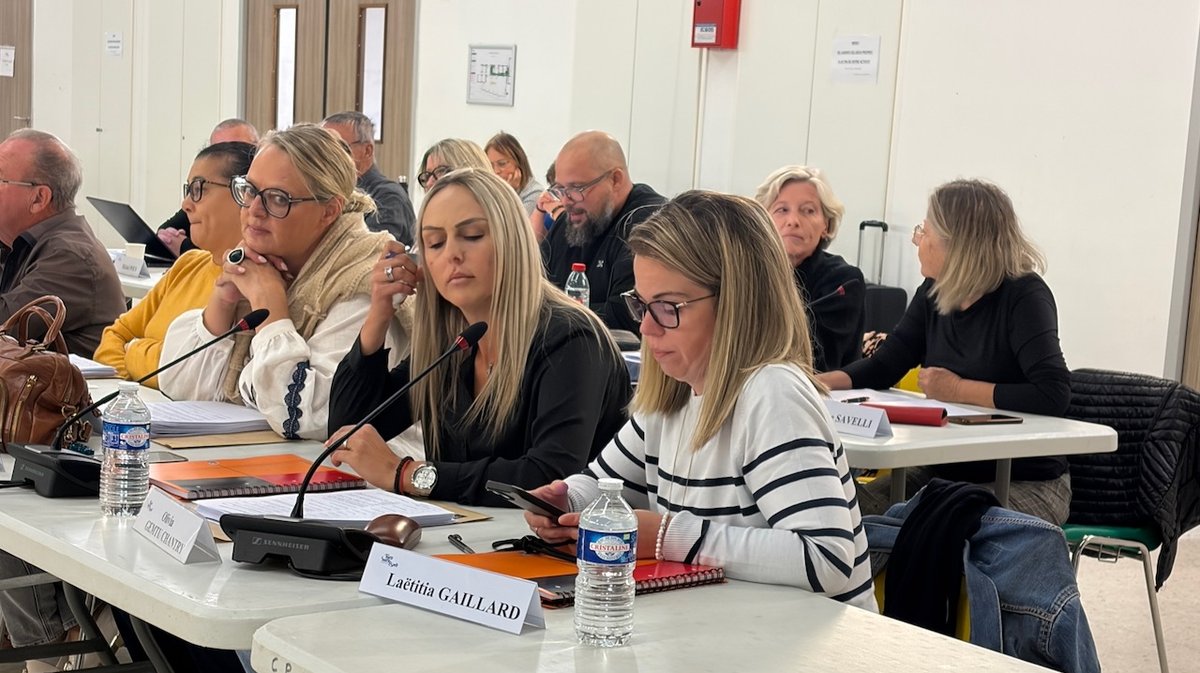 Olivia Gemtu-Chantry (&agrave; G.) et La&euml;titia Gaillard, &agrave; qui le maire a retir&eacute; leurs d&eacute;l&eacute;gations