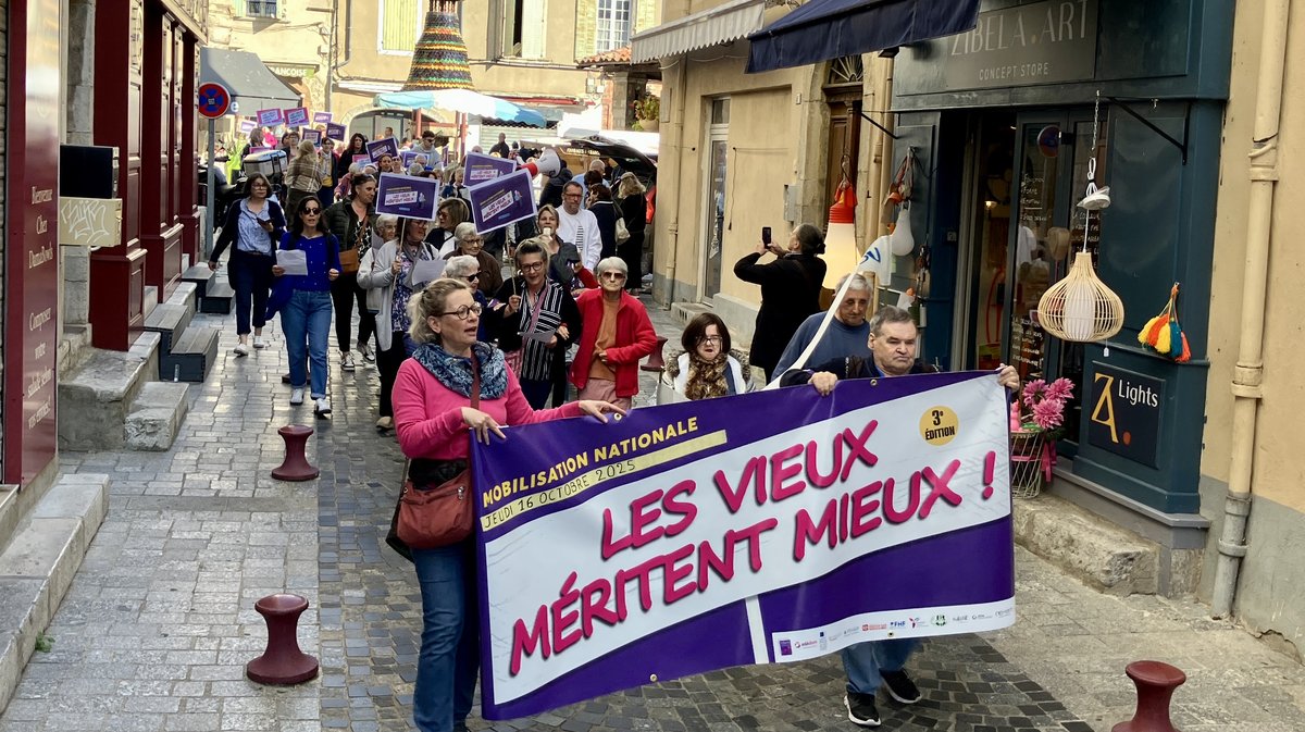 ANDUZE Grand âge : une centaine de résidents et salariés ont manifesté au marché