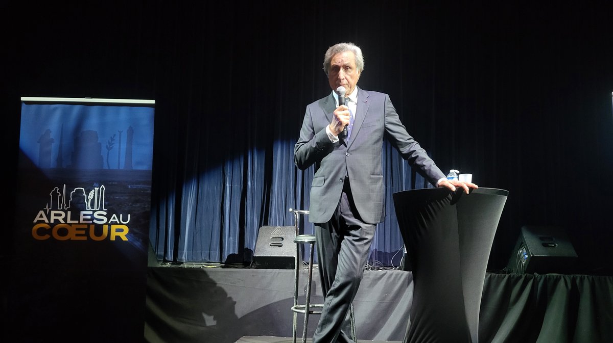 "J'ai Arles au cœur. Cette notion d'avoir Arles au cœur m'a donné l'idée d'en faire le leitmotiv d'un deuxième mandat", a déclaré le maire sortant.