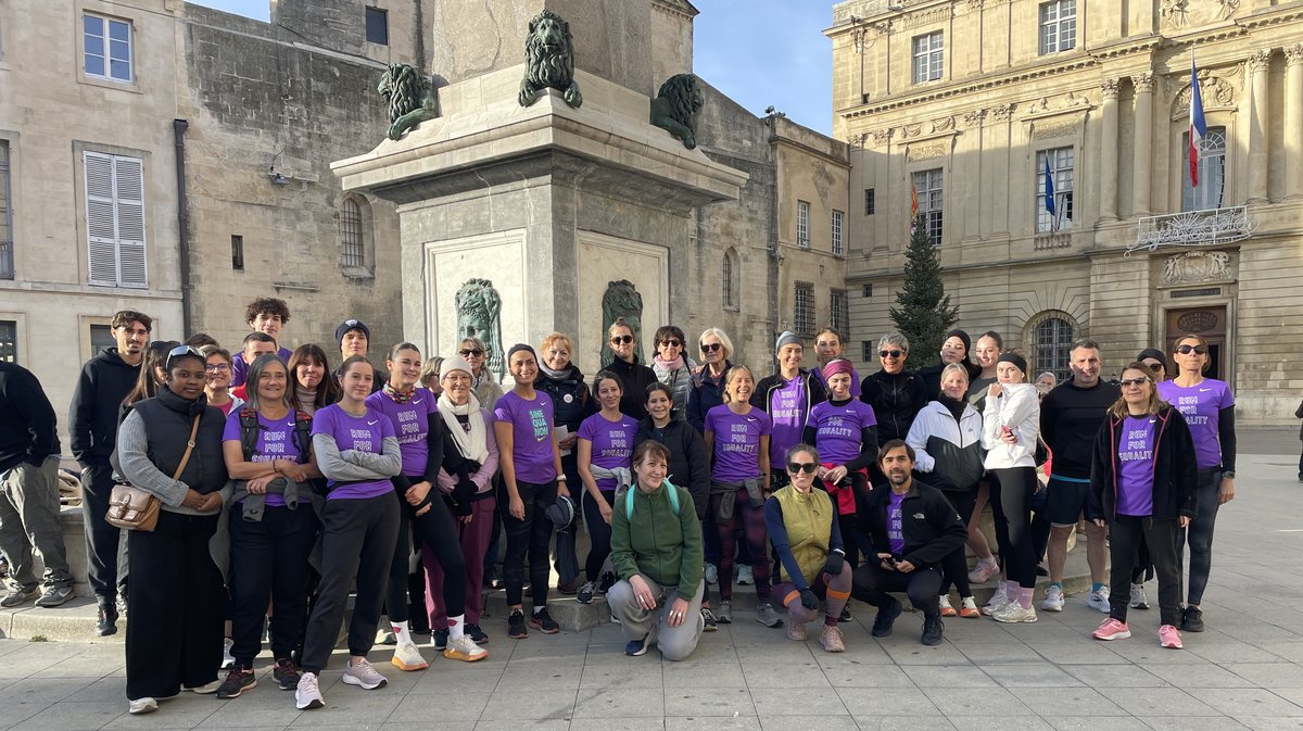 Portant du violet, les membre des différents collectifs ont courru ou marché ensemble, sans distinction de genre.