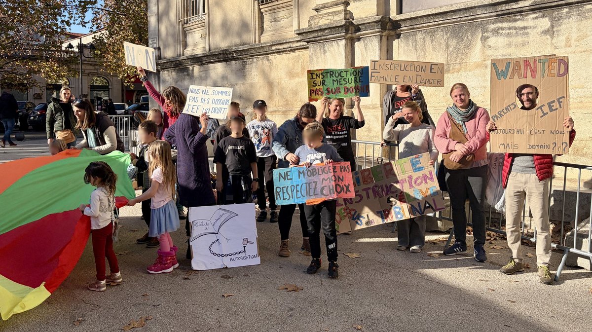 Une quinzaine de familles sont venues soutenir les deux parents convoqu&eacute;s &agrave; la Maison de la justice et du droit