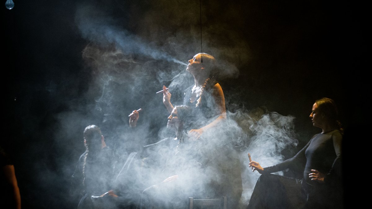 Ludovic Hell (&agrave; gauche) et Nathan, dans la boutique, une ancienne chapelle qui a aussi le lancement de l'imprimerie Cl&eacute;ment