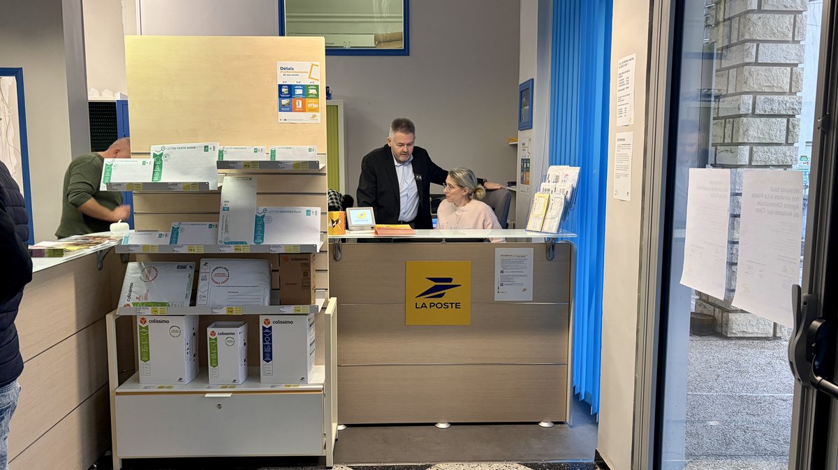 Derniers r&eacute;glages pour l'agence postale communale situ&eacute;e dans le hall de la mairie