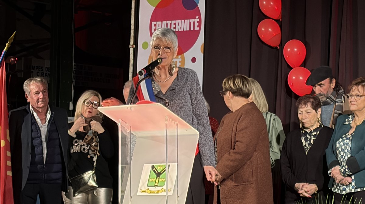 Chrystel Tribes, directrice g&eacute;n&eacute;rale des services, s'est vue remettre la m&eacute;daille de la maire par Laurence Baldit.