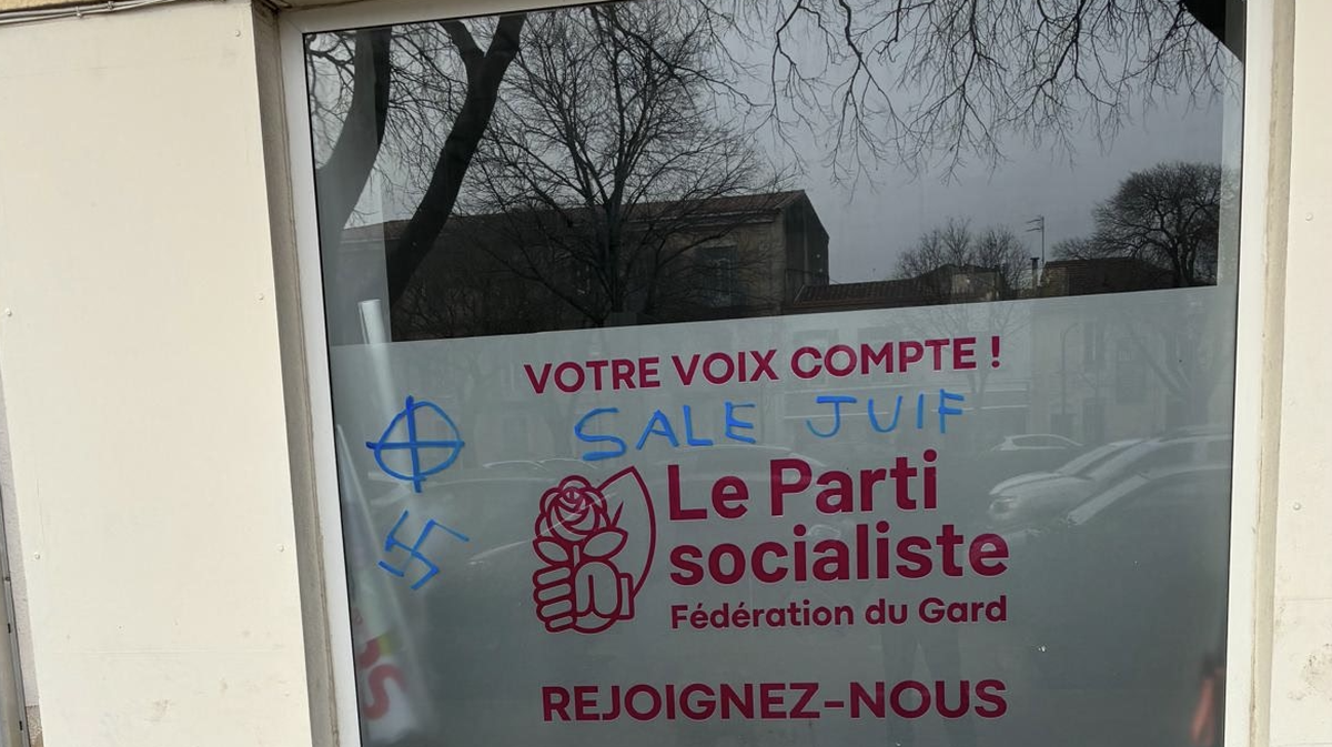 Les socialistes ont d&eacute;couvert ce lundi matin ce message sur les vitrines de la f&eacute;d&eacute;ration &agrave; N&icirc;mes, Avenue Jean-Jaur&egrave;s.