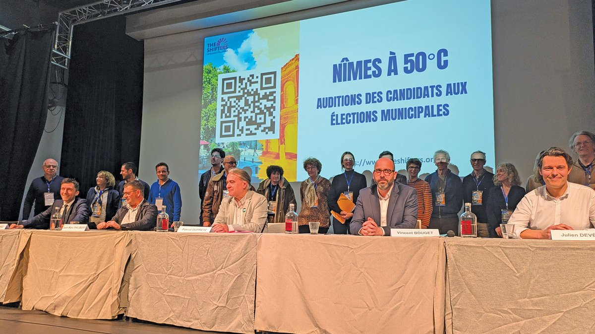 On aper&ccedil;oit des voiles d'ombrage sur cette gravure datant du XIXe si&egrave;cle. L'illustrateur Alphonse Rouargue, n&eacute; en 1810, a dessin&eacute; une vue ext&eacute;rieure de la cath&eacute;drale de N&icirc;mes et de la place aux herbes. Cette gravure a &eacute;t&eacute; retrouv&eacute;e par V&eacute;ronique Mure, botaniste n&icirc;moise, qui vient de sortir chez Atelier Baie, le beau livre, Etre un arbre dans la ville.