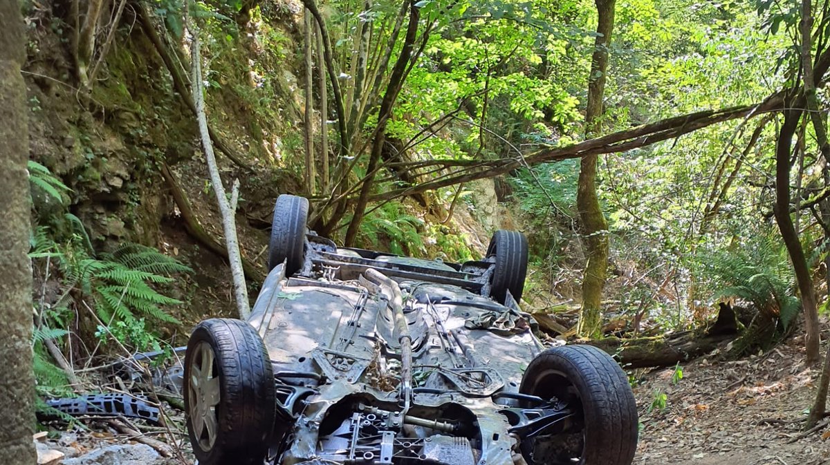 La voiture qui a chut&eacute; de 10 m&egrave;tres ce dimanche 2 ao&ucirc;t 2026, avec son conducteur &agrave; l'int&eacute;rieur. Photo SDIS du Gard