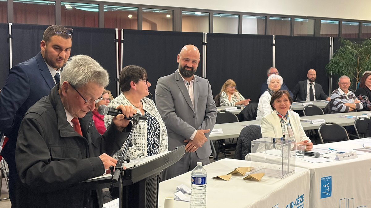 Au centre, l'adjoint aux festivit&eacute;s, Ga&euml;tan Callejon lors du conseil municipal d'installation de Bagnols.