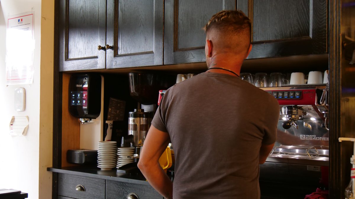 Le cafetier sommi&egrave;rrois affirme vivre un calvaire depuis 2024 (photo NJ).