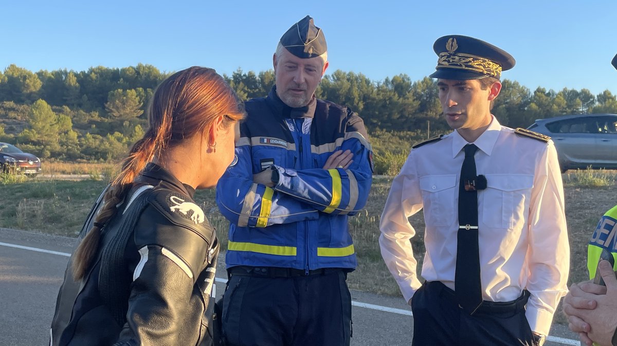 Le commandant Vend&ocirc;me et le sous-pr&eacute;fet Bouchard en discussion avec une contrevenante (photo Norman Jardin).
