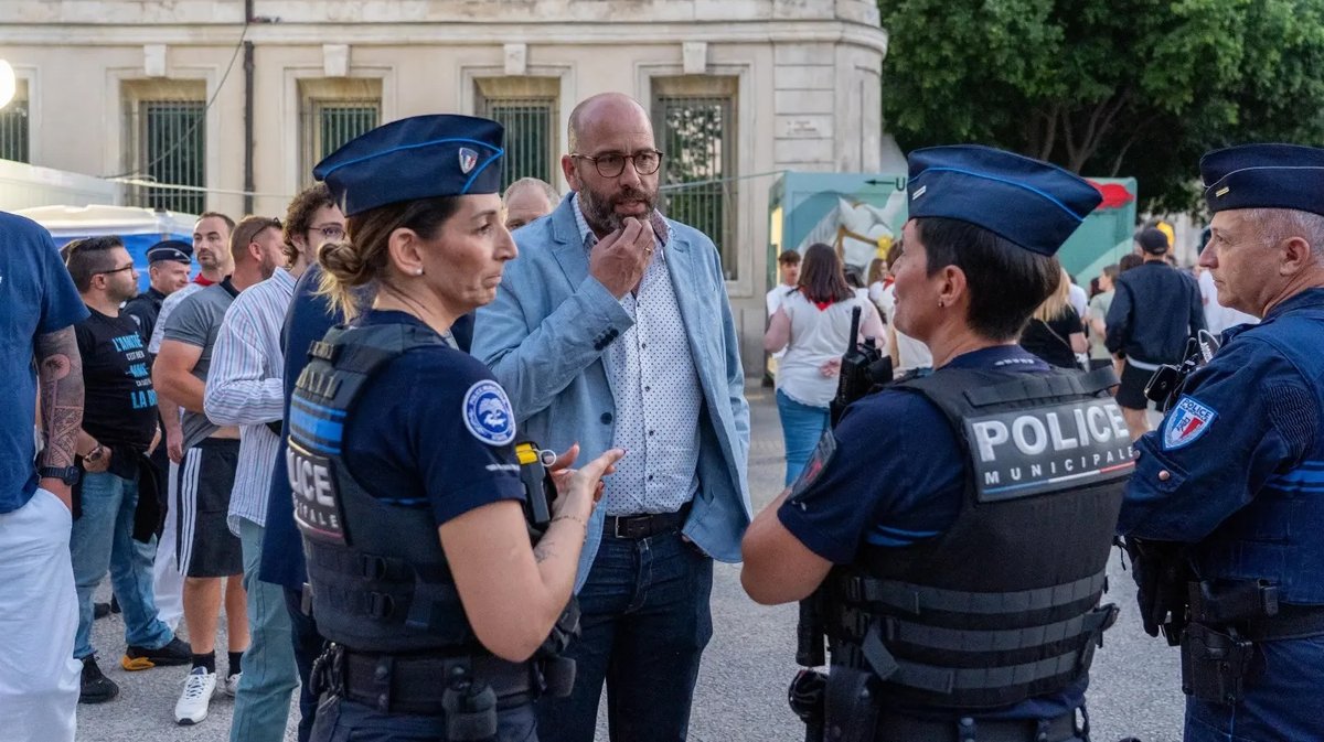 Le maire de N&icirc;mes avec les agents de la police municipale lors de la Feria.