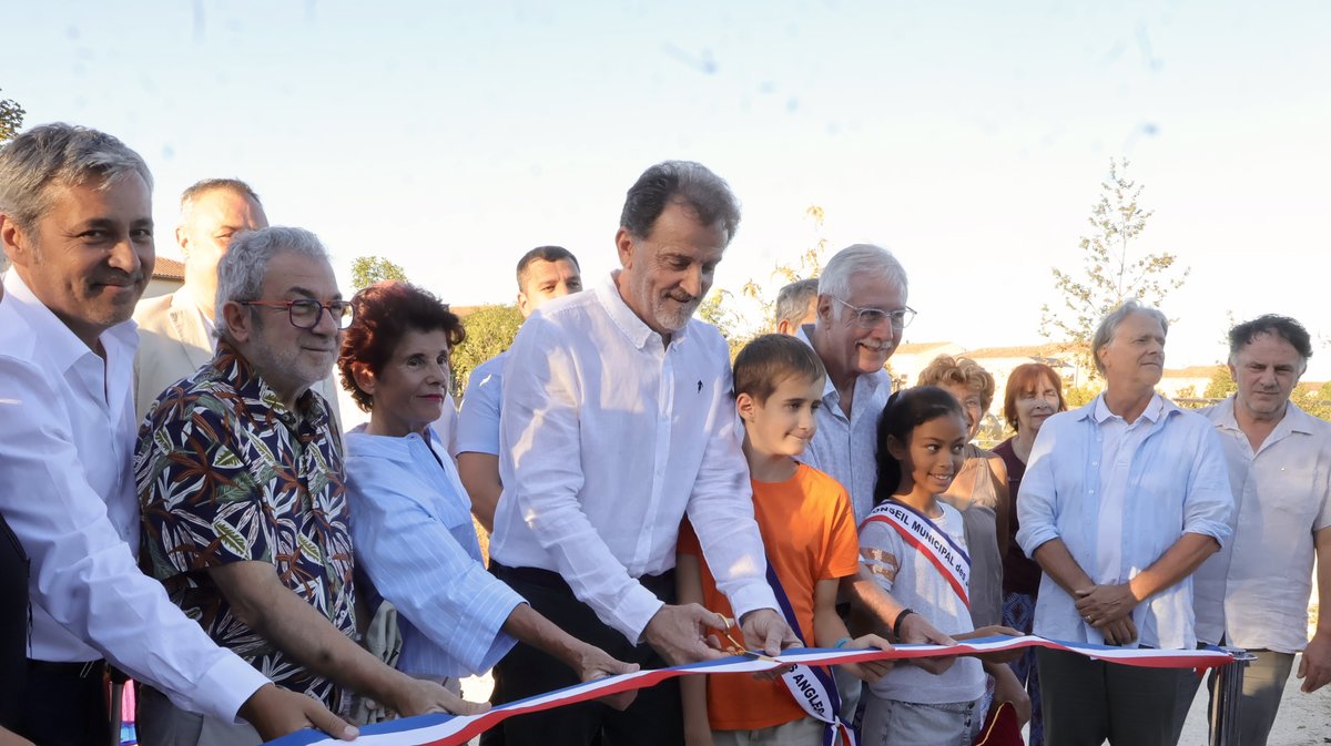 Paul M&eacute;ly, maire des Angles, a coup&eacute; le ruban inaugural en pr&eacute;sence des &eacute;lus et des habitants.