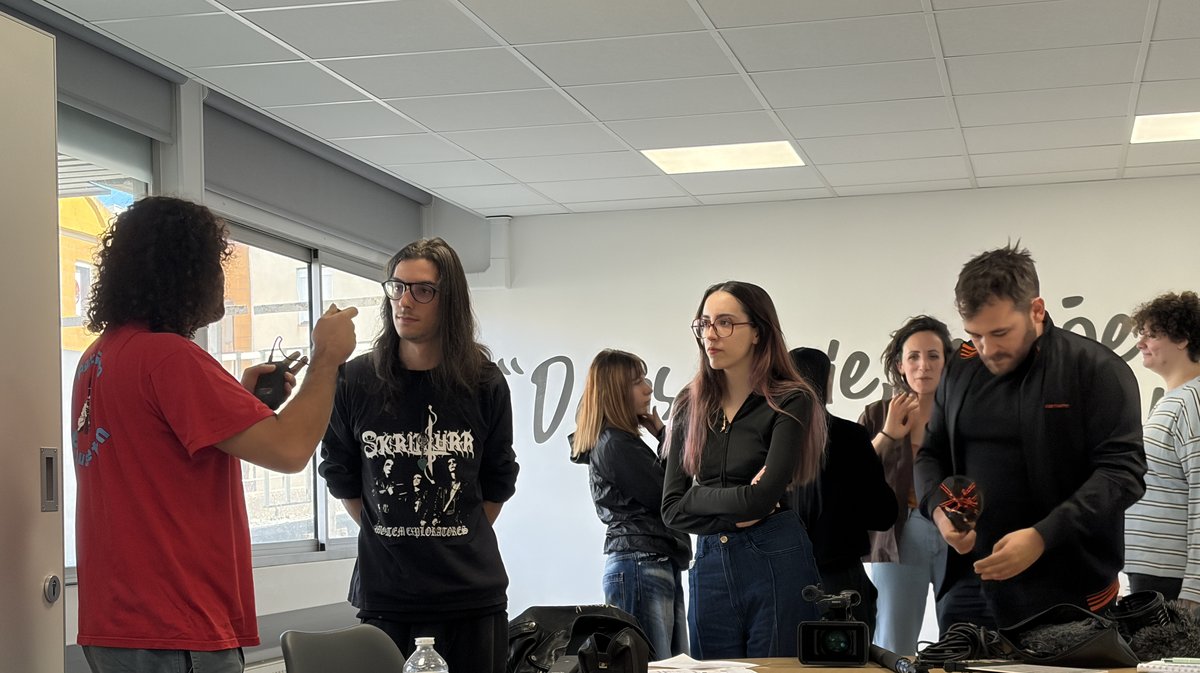 Les professionnels du secteur expliquent aux jeunes les outils.&nbsp;