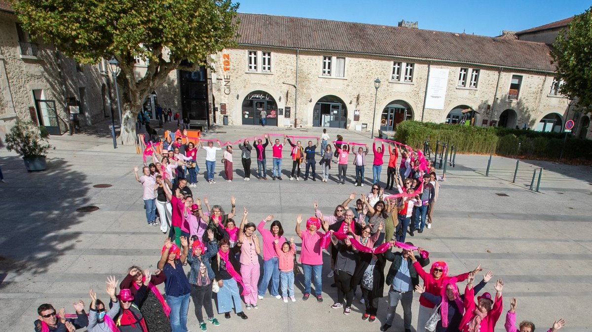Une soixantaine de Spiripontains se sont r&eacute;unis pour former le ruban.