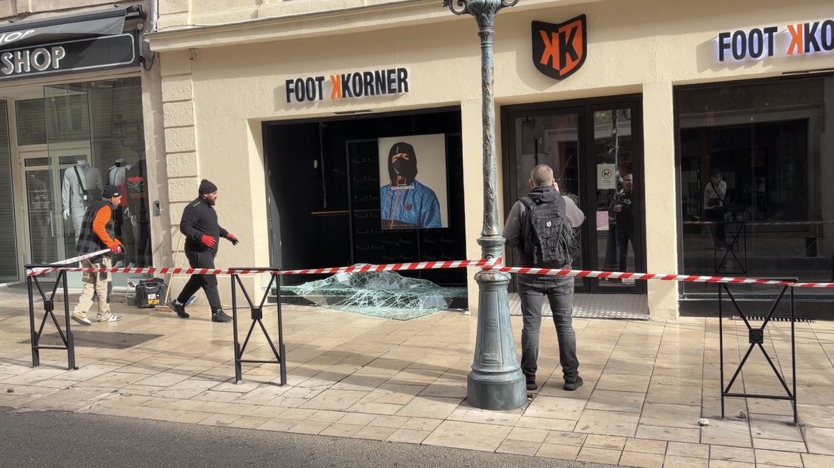 Le magasin Lidl des 7 Collines a vu l'une de ses vitres endommag&eacute;e.