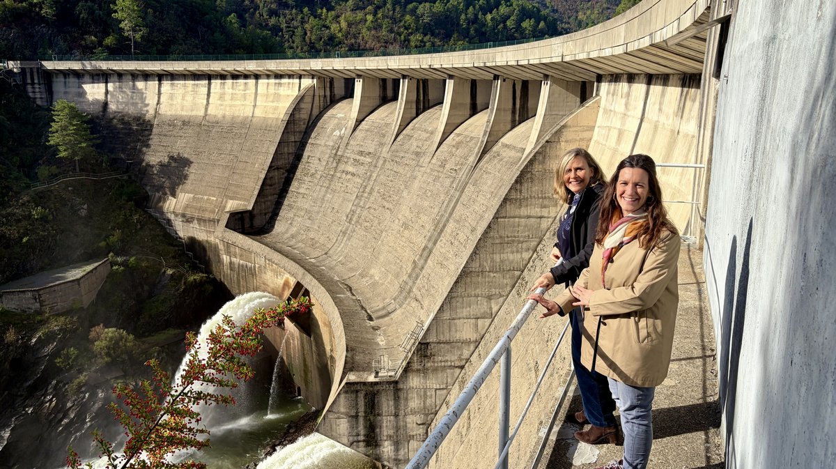 Fabienne Decottignies lors de la signature, avec la maire du Chambon, Sylvie Malplat-Laganier