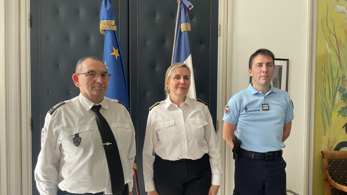 La pr&eacute;f&egrave;te&nbsp;entour&eacute;e de la direction de la police nationale et de la gendarmerie du Gard