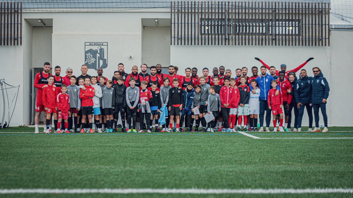 Les Crocodiles ont pos&eacute; avec des membres du club de Poulx ce vendredi (photo N&icirc;mes Olympique).