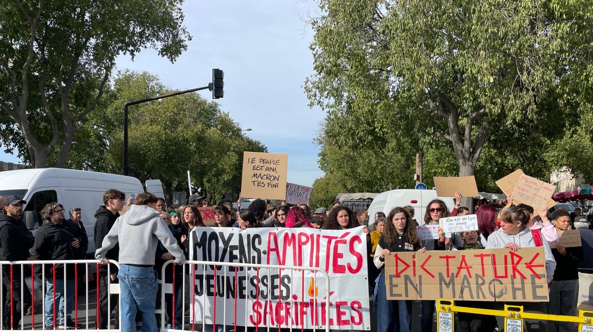 Pr&egrave;s de 200 personnes ont d&eacute;fil&eacute; pacifiquement dans les rues d'Arles.