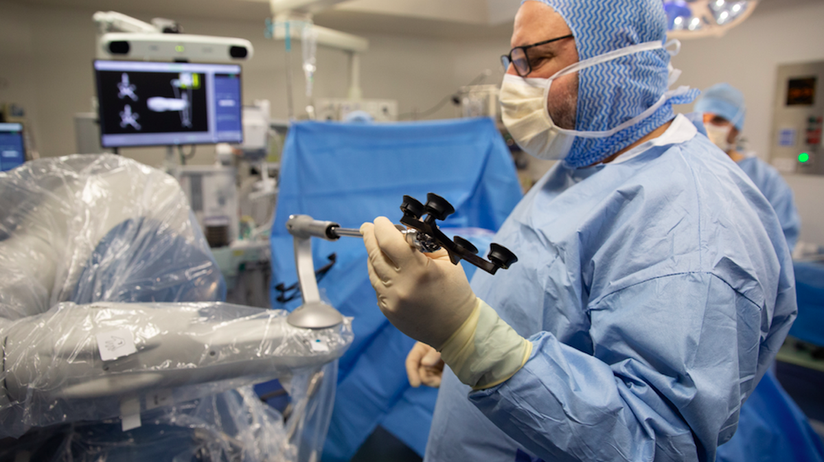Mako, un robot orthopédique qui aide les chirurgiens à poser des prothèses  de genoux