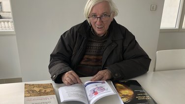 Jean-Paul Gourévitch ici avec un autre ouvrage (Photo Archives Anthony Maurin).
