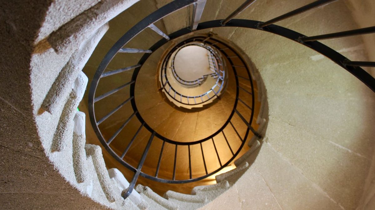 L'escalier en colimaçon de la tour de l'horloge de Saint-Quentin-la-Poterie.