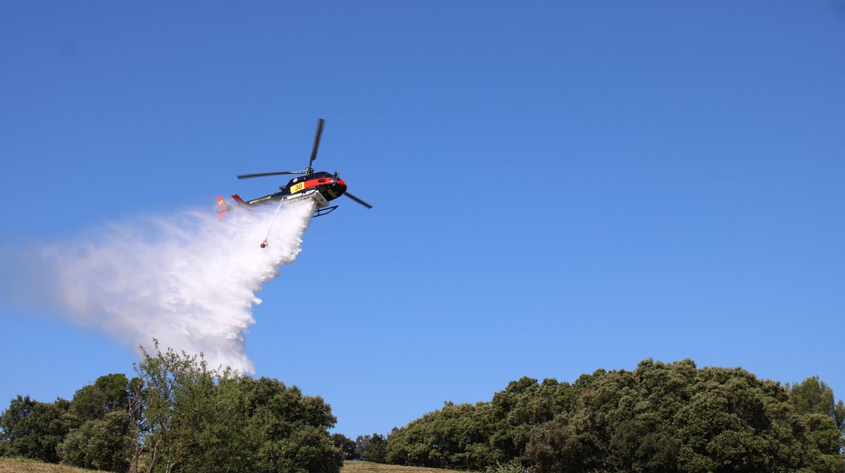 hélicoptère bombardier d'eau largage pompiers