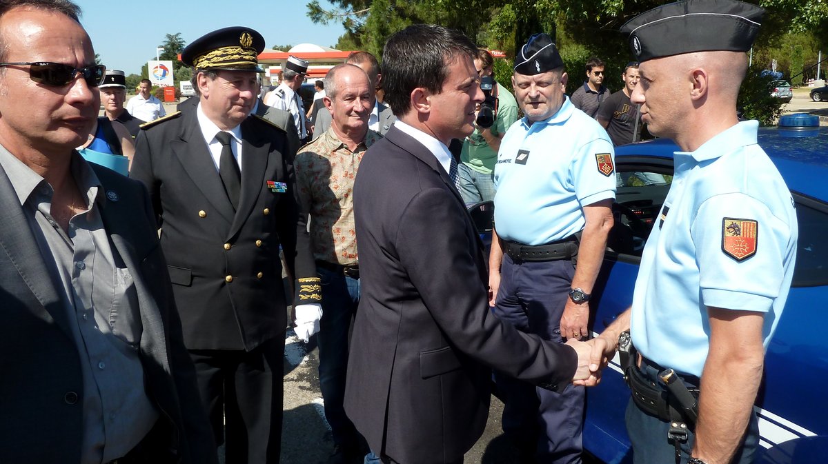 SUR LE TERRAIN Manuel Valls, ministre de l'Intérieur, à Marguerittes