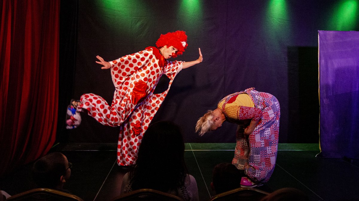 Comédie de Nîmes. Lola découvre le monde. Spectacle danse et clown (Photo Yannick Pons)