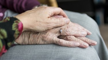 personne âgée vieillesse seniors main