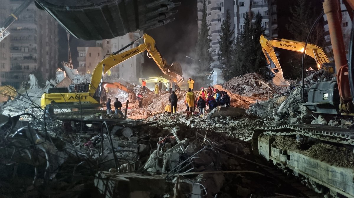 Les secours se pressent dans les decombres d'un immeuble en Turquie