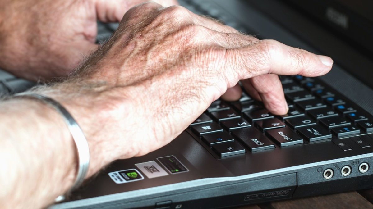 ordinateur clavier main seniors