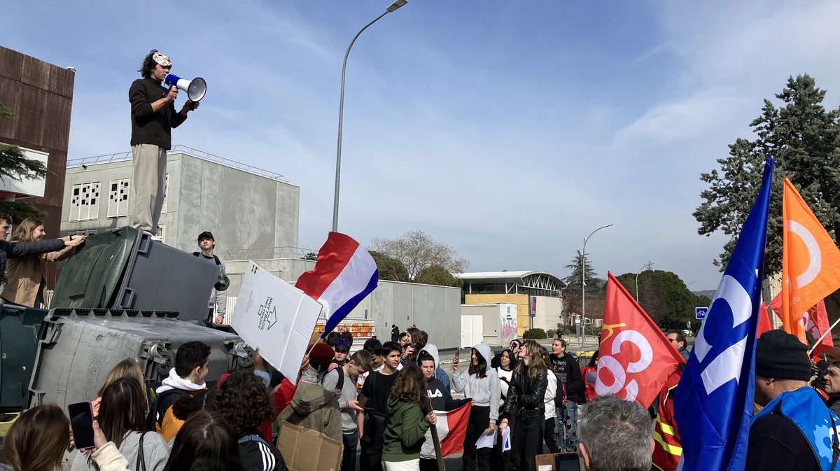 gilets jeunes bagnols lycée einstein mobilisation blocus réforme retraite parcours sup