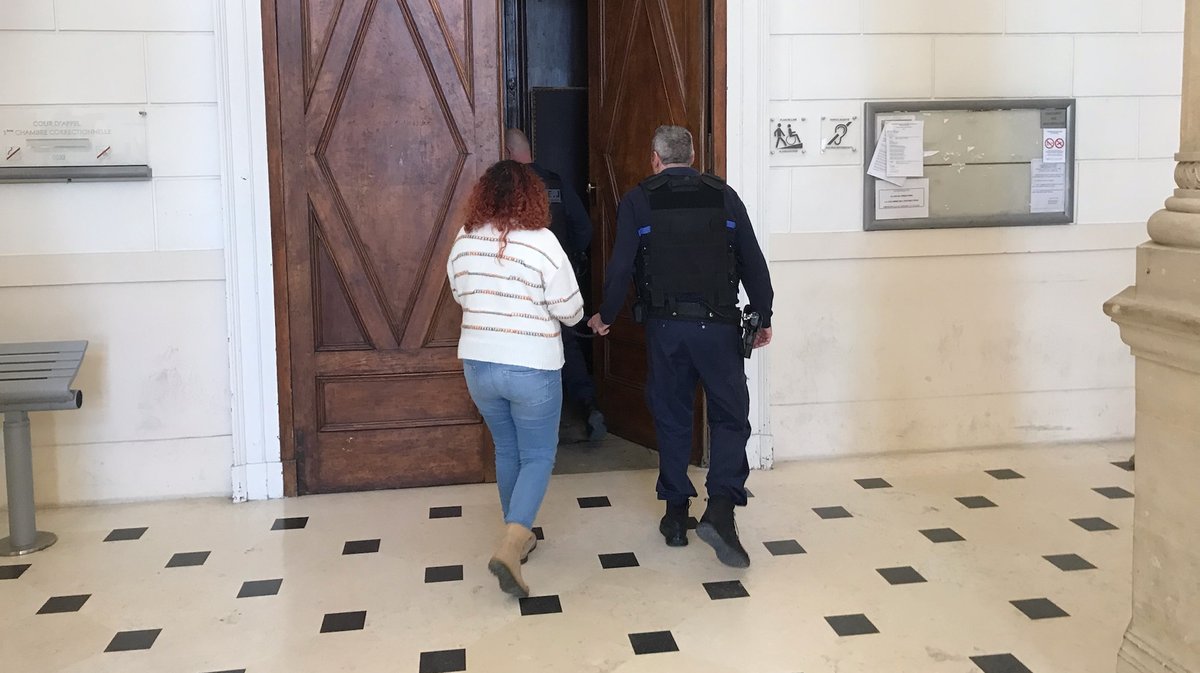 une mère de famille arrive à la cour d'appel pour demander sa libération après la mort de ses deux bébés