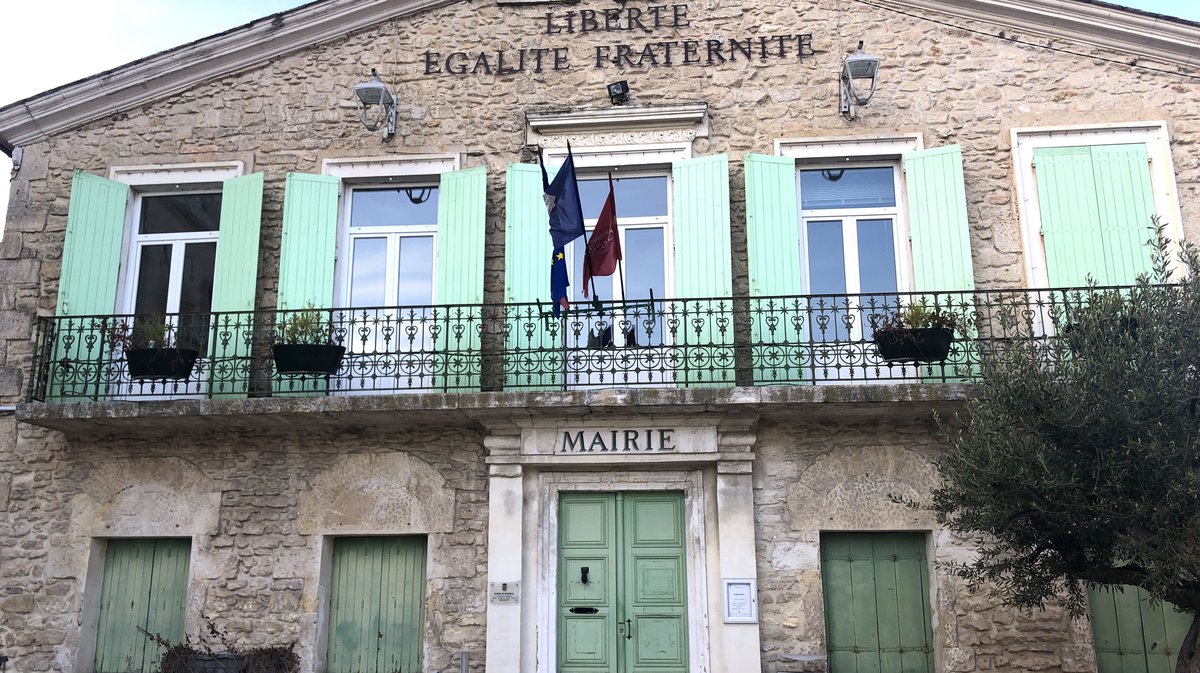 La mairie de Manduel arbore le drapeau occitan, français et européen
