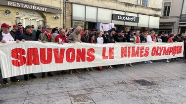 manif sauvons le nîmes olympique mairie