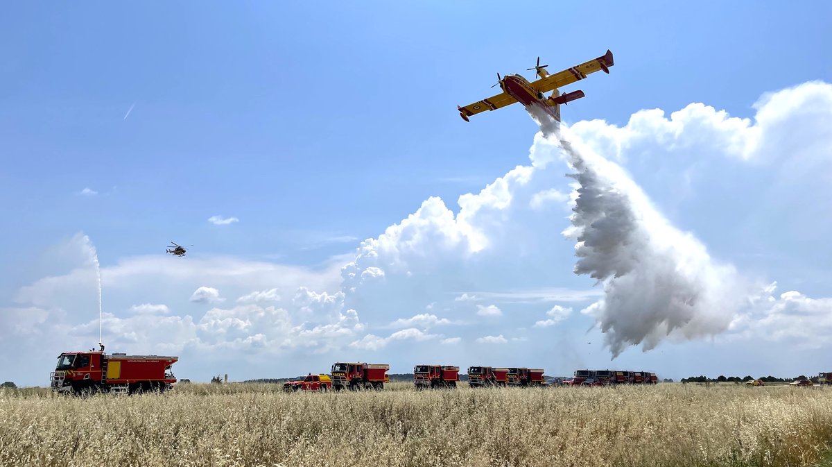 Un Canadair en exercice pour éteindre un feu