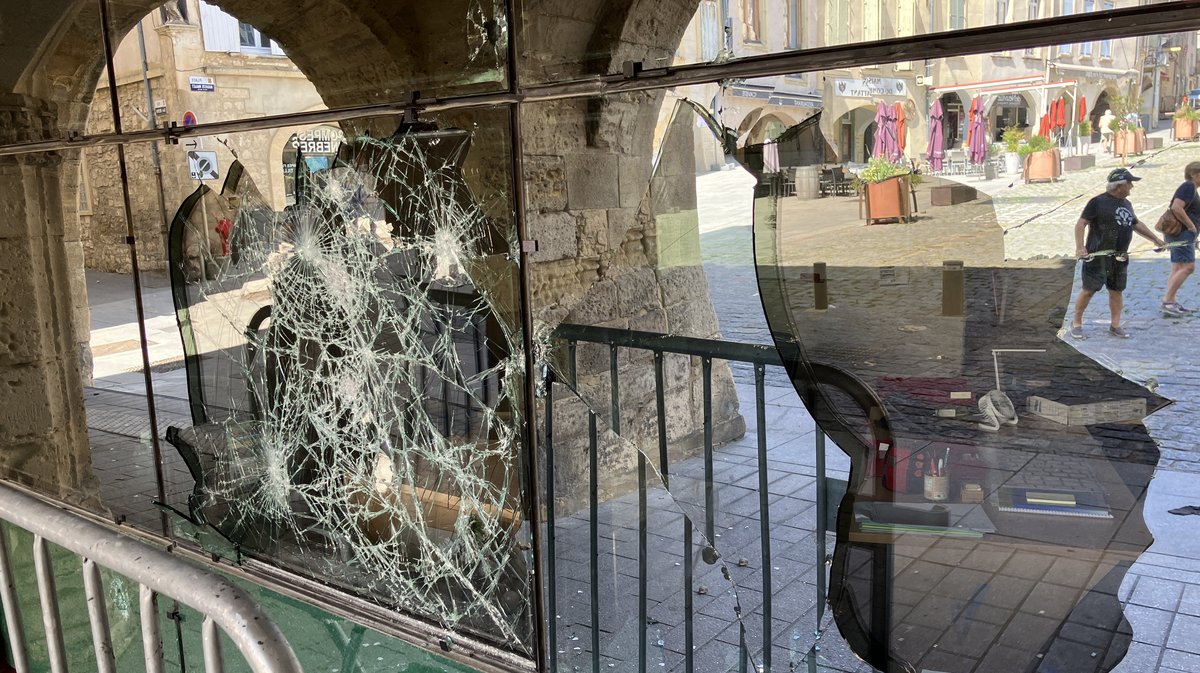 mairie bagnols vitres brisées vandalisme