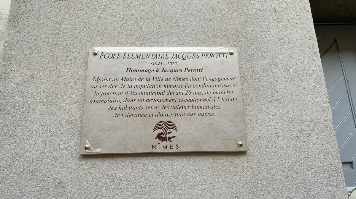 La plaque de l'école Jacques Perotti.