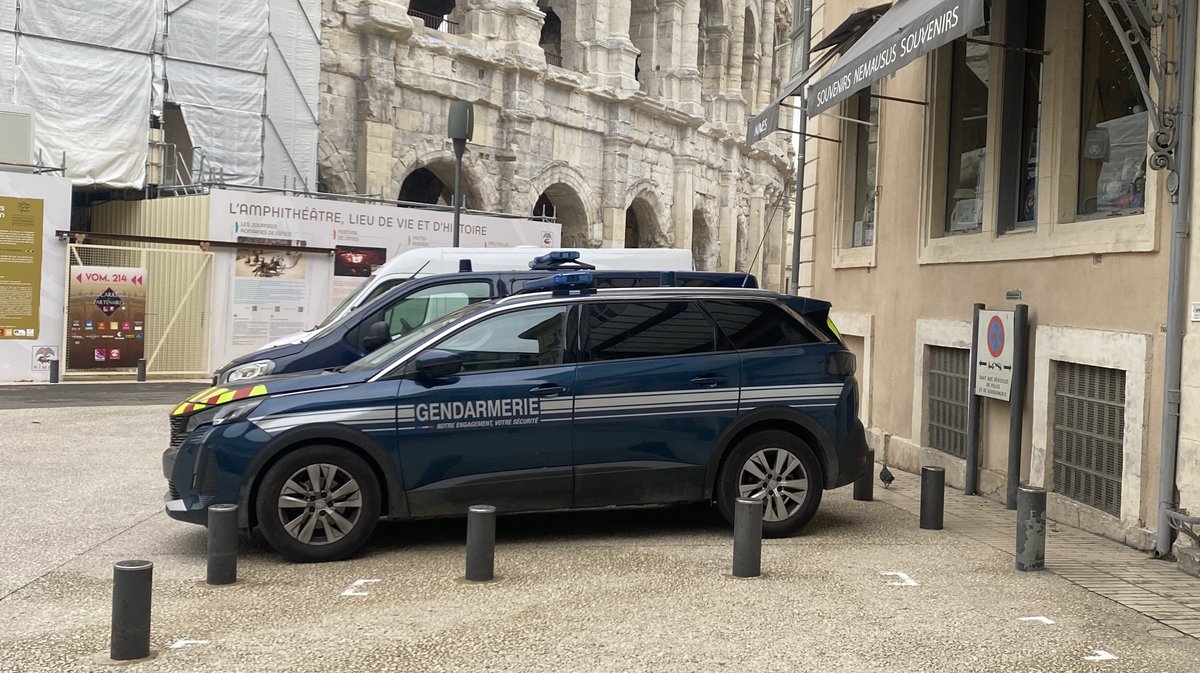 Police, gendarmerie devant le palais de justice de Nîmes.