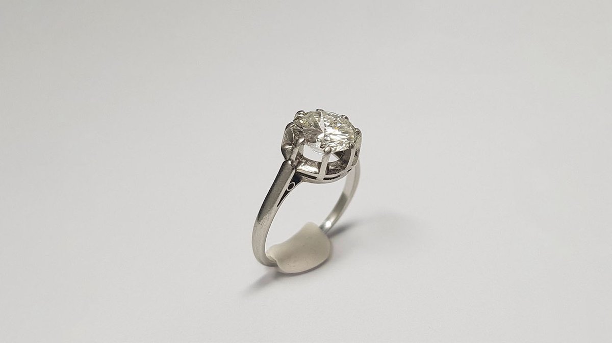 Bague en platine ornée en serti-griffes d'un diamant de taille brillant de 1.75 carat, adjugée pour 5 100 euros
