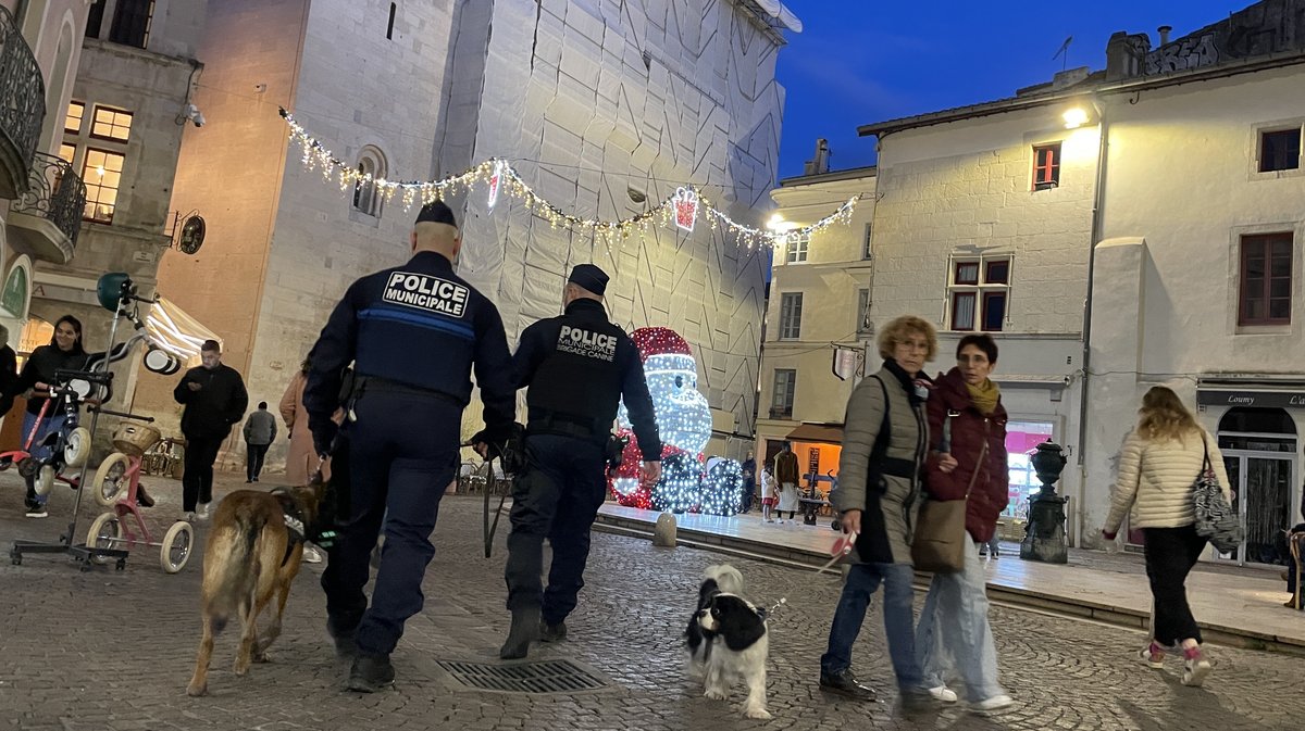 La Police municipale de Nîmes va accroître sa présence dans les rues de l'Écusson pendant les fêtes et les vacancces de Noël 2023 (Photo Anthony Maurin).